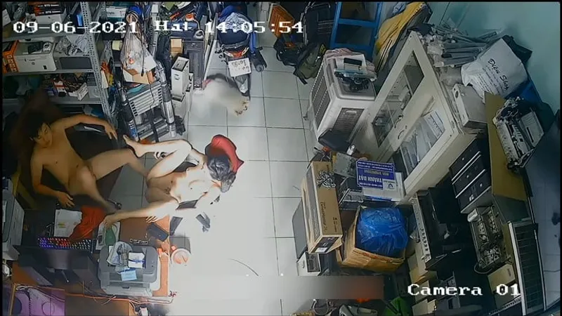 Vợ yêu ông xã nện nhau trong của hàng máy tính
