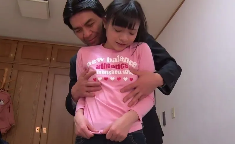 Bố dượng lôi kéo đứa bảo bối riêng ngây thơ của vợ