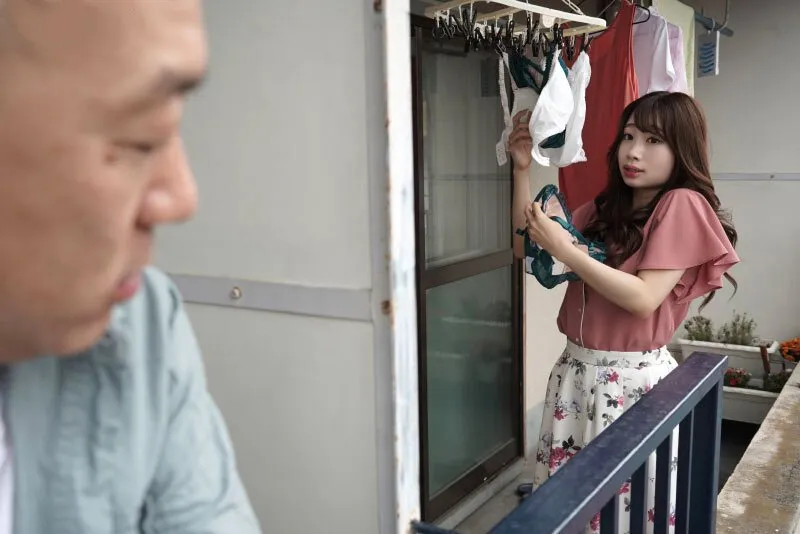 Gã cạnh nhà chuyên soi mói và cặp vợ yêu ông chồng thường xuyên rên la quá to