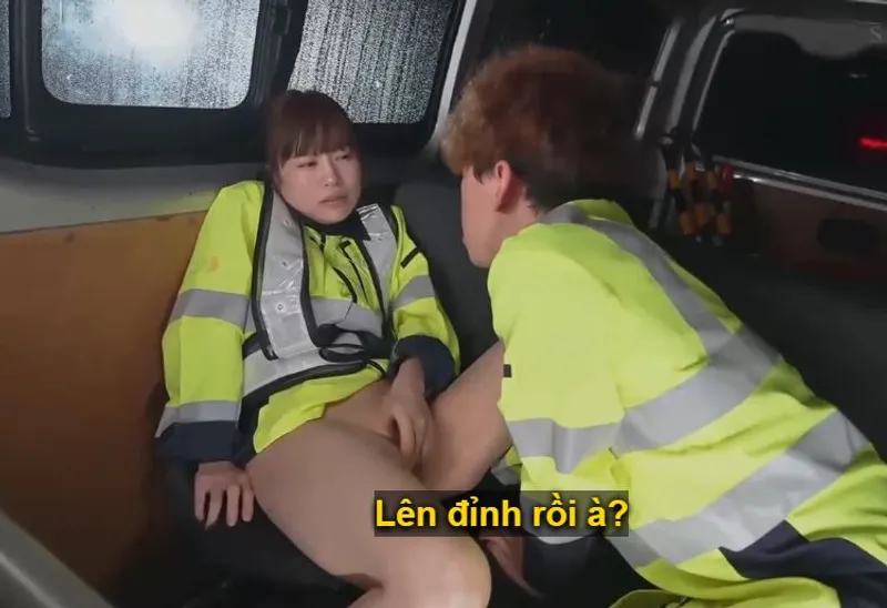 Cô vợ đi làm kiếm thêm phụ chồng yêu rồi lại rung động với cậu trai trẻ vì thiếu thốn