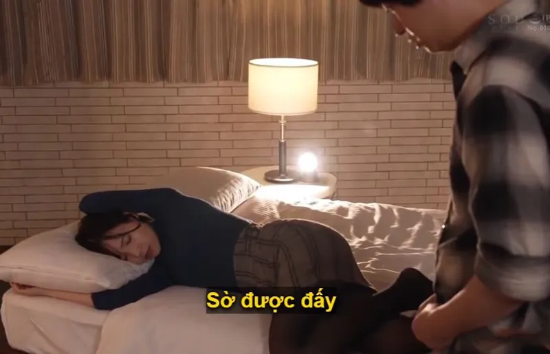 Một đêm mất ngủ với nữ phát thanh viên danh tiếng khi ở cùng phòng khách sạn