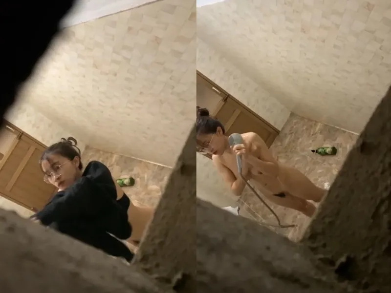 Quay lén eny vú đẹp tắm, khe cô bé chảy nước ròng ròng