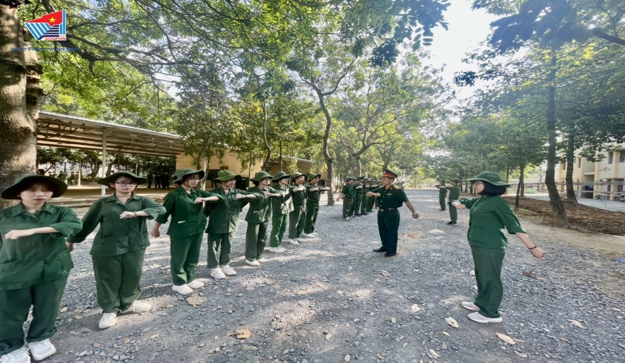 Tại sao không cho tụi em học ngoại trú ? Cuối tuần tụi em có được về không?